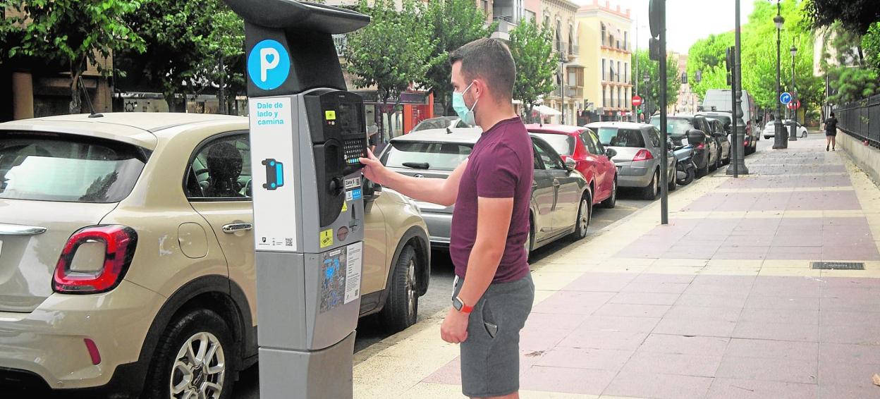 Un usuario de la ORA saca el tique de aparcamiento con el nuevo sistema en la alameda de Colón, que será una de las afectadas por las restricciones al paso de los coches particulares. 