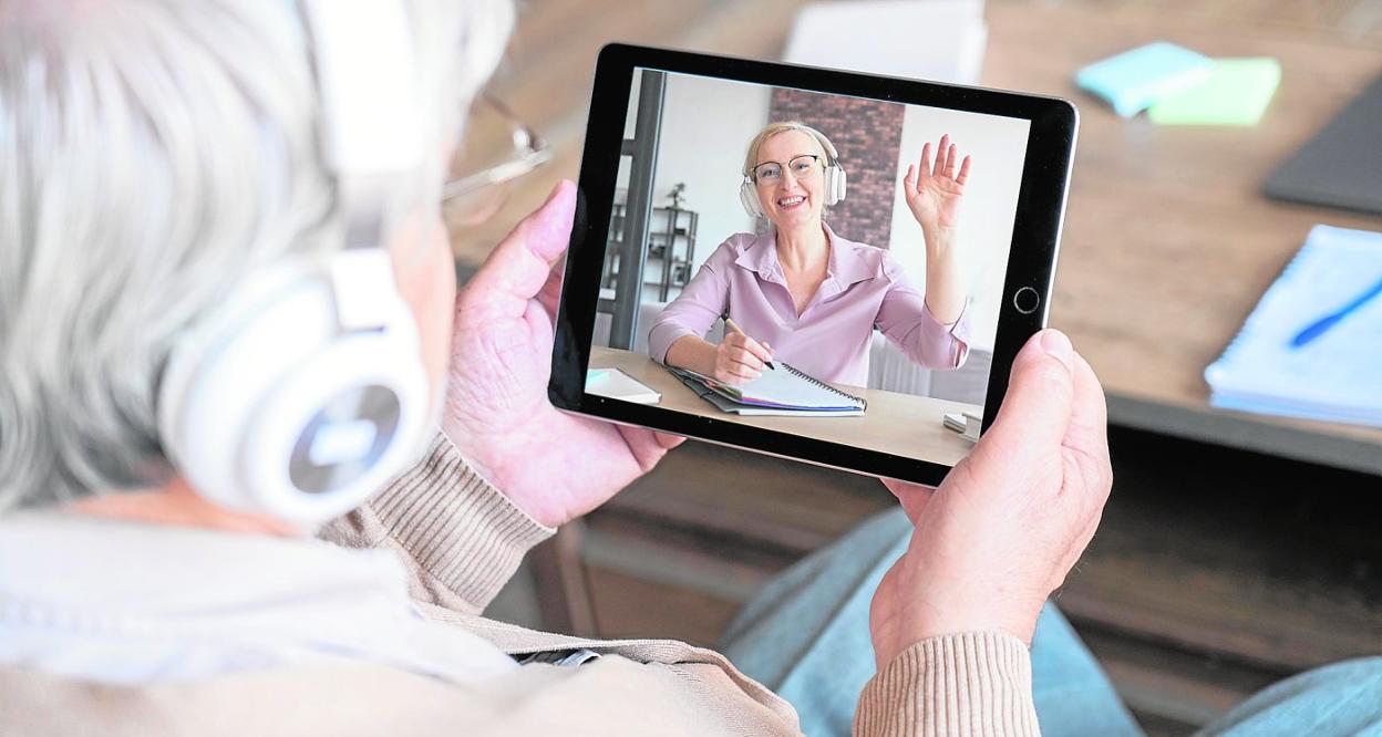 Aprender sobre tecnología es todo un reto para muchas personas mayores. 