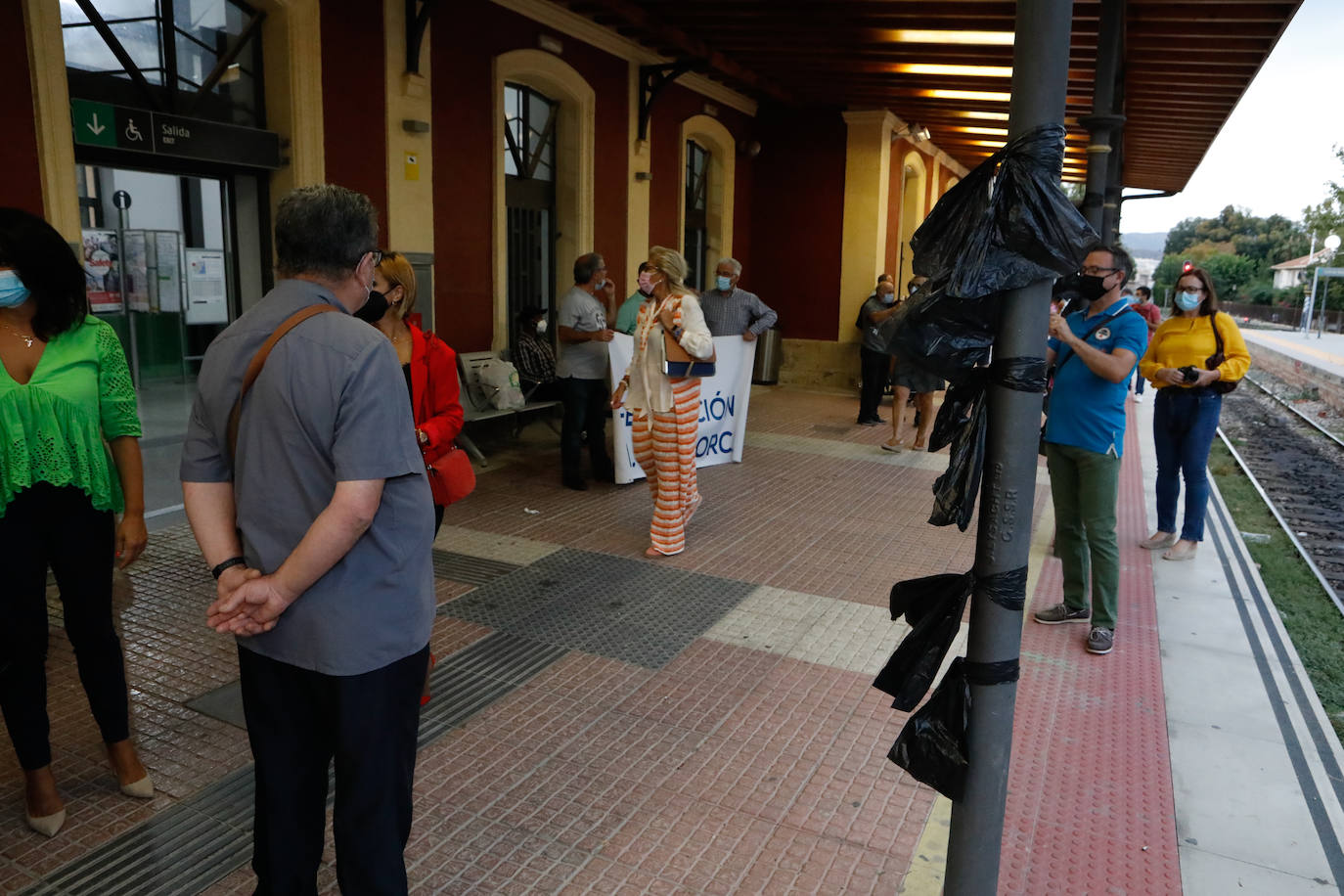 Fotos: Protesta en Lorca con crespones negros