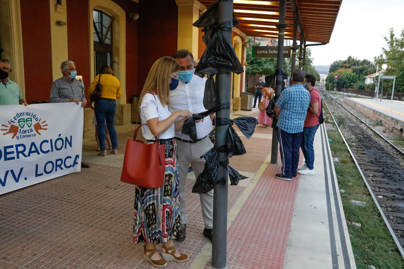 Fotos: Protesta en Lorca con crespones negros