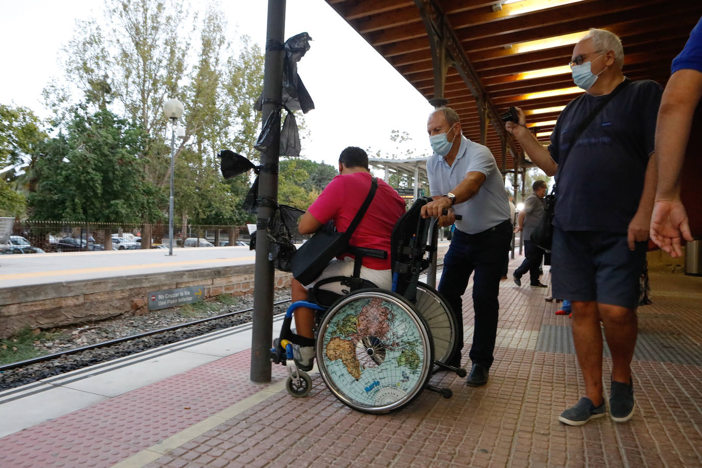 Fotos: Protesta en Lorca con crespones negros