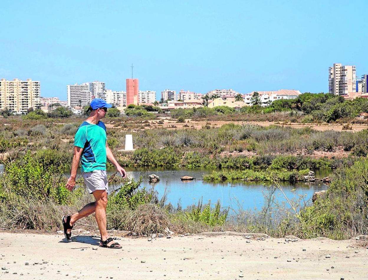 Un hombre, en El Vivero de La Manga en agosto. 