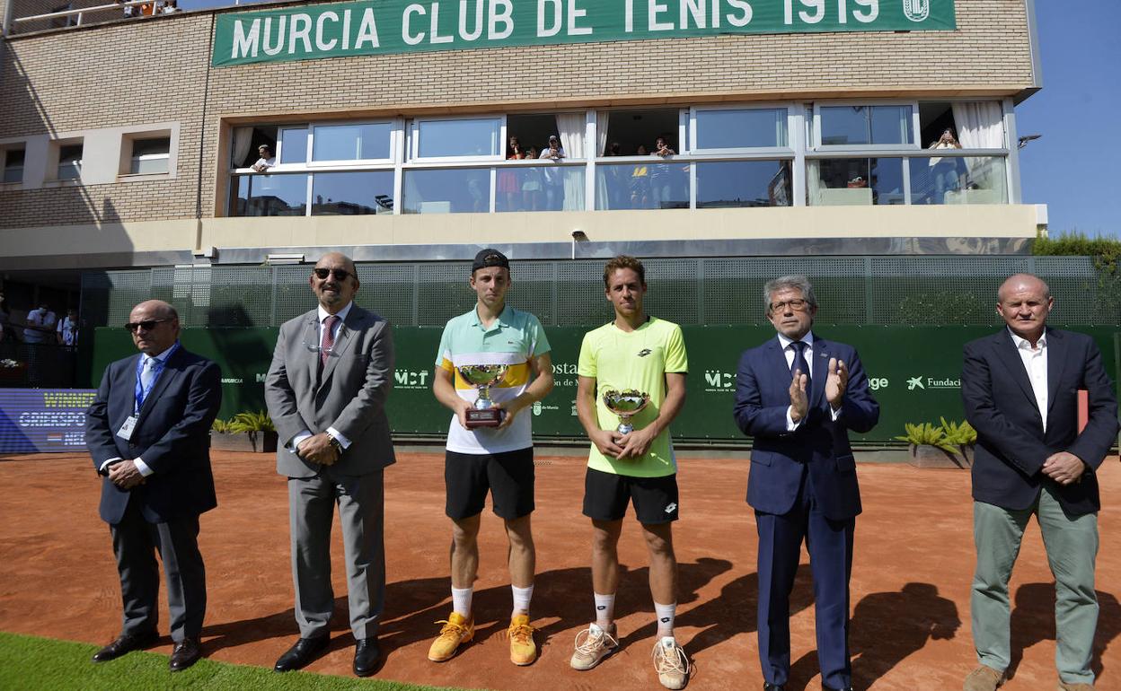 Griekspoor y Carballés, en la ceremonia de entrega de trofeos.