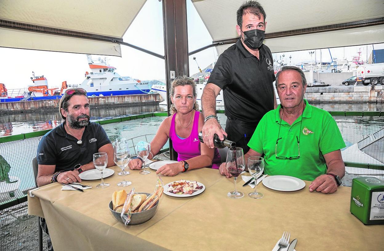 Diego Varela y José Valera, con María Ángeles Martínez, en la terraza del Club Náutico, junto a Daniel Sánchez, metre de la cafetería. 