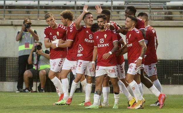 Los jugadores del Real Murcia celebran el gol de la victoria.