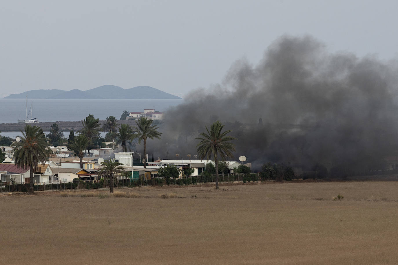 Fotos: El incendio del camping Caravaning de La Manga, en imágenes