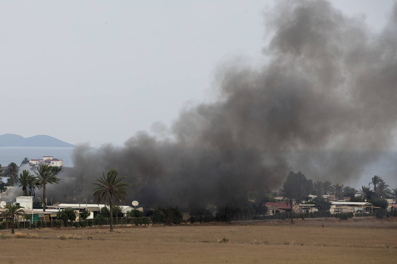 Fotos: El incendio del camping Caravaning de La Manga, en imágenes