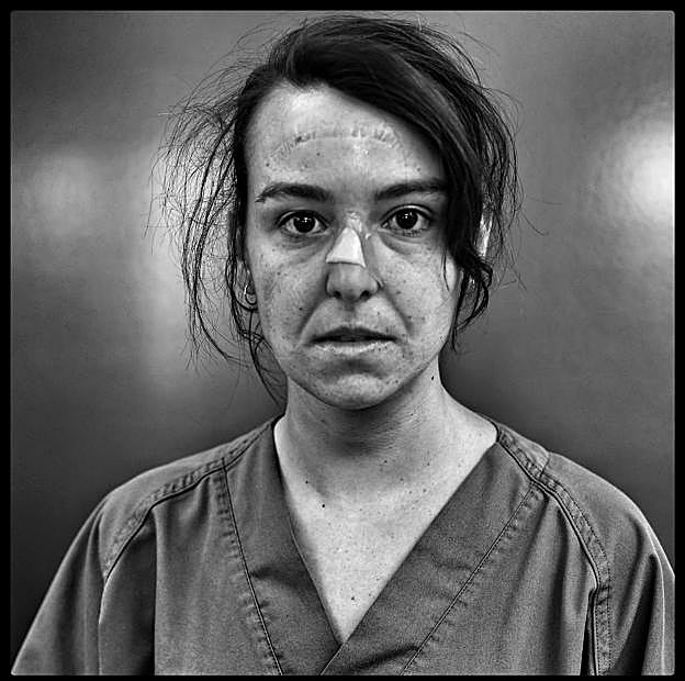 La enfermera Alba Muñoz, tras una intensa jornada en las camas Covid de la UCI de La Arrixaca.