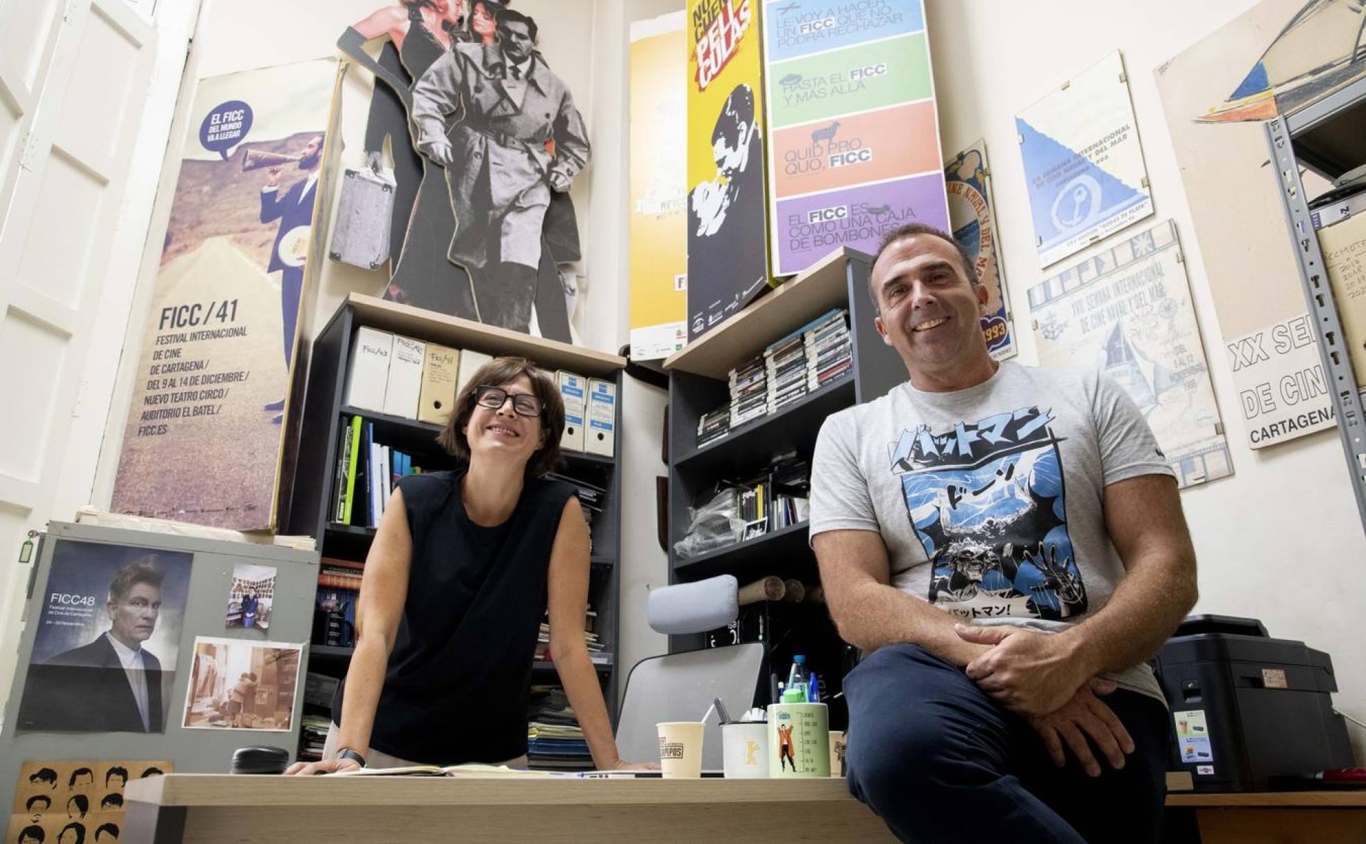 El presidente del Festival Internacional de Cine de Cartagena (FICC), Nacho Ros, y su directora, Esther Baeza, sonrientes tras conocer la concesión del premio 'Los Mejores' 2021. 