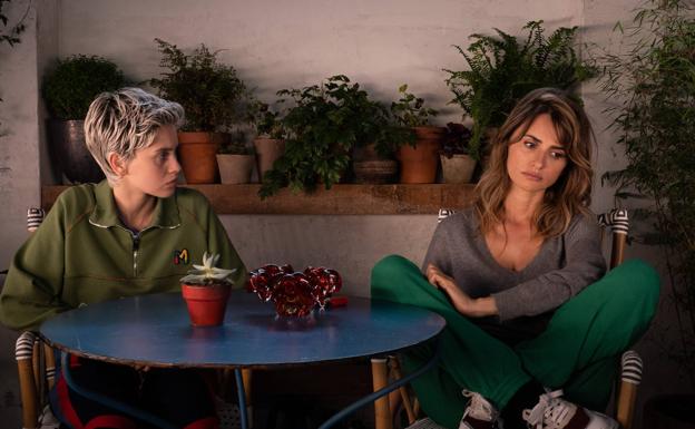 Milena Smit y Penélope Cruz en 'Madres paralelas'. 