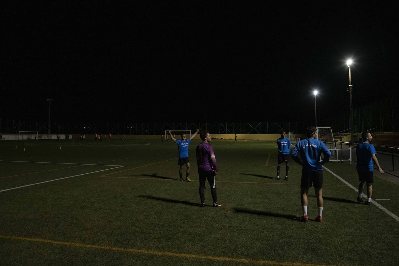 Fotos: Pases «a ciegas» y goles en «penumbra»