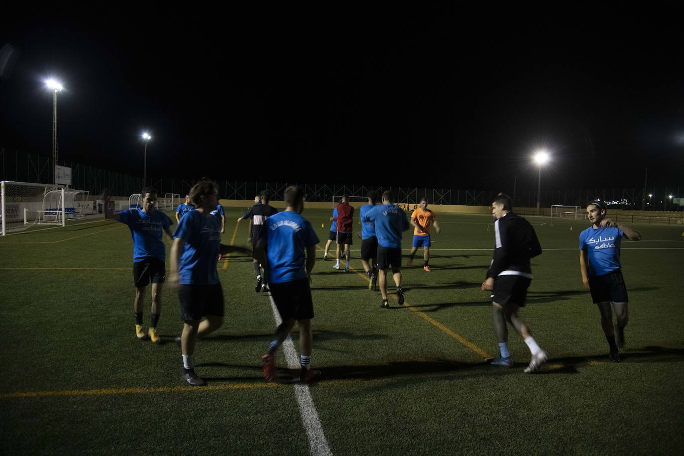 Fotos: Pases «a ciegas» y goles en «penumbra»