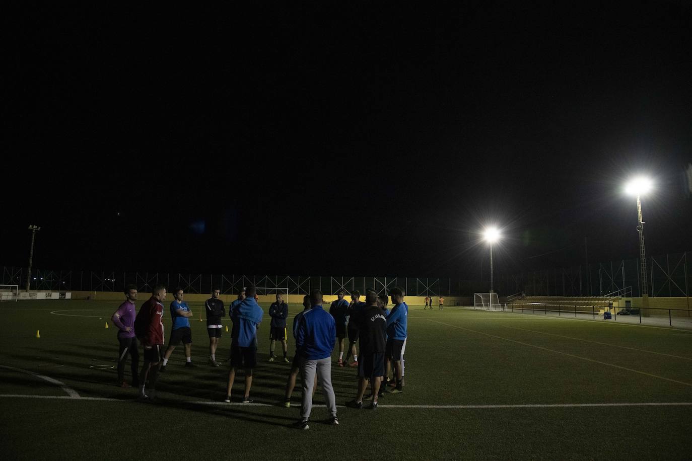 Fotos: Pases «a ciegas» y goles en «penumbra»