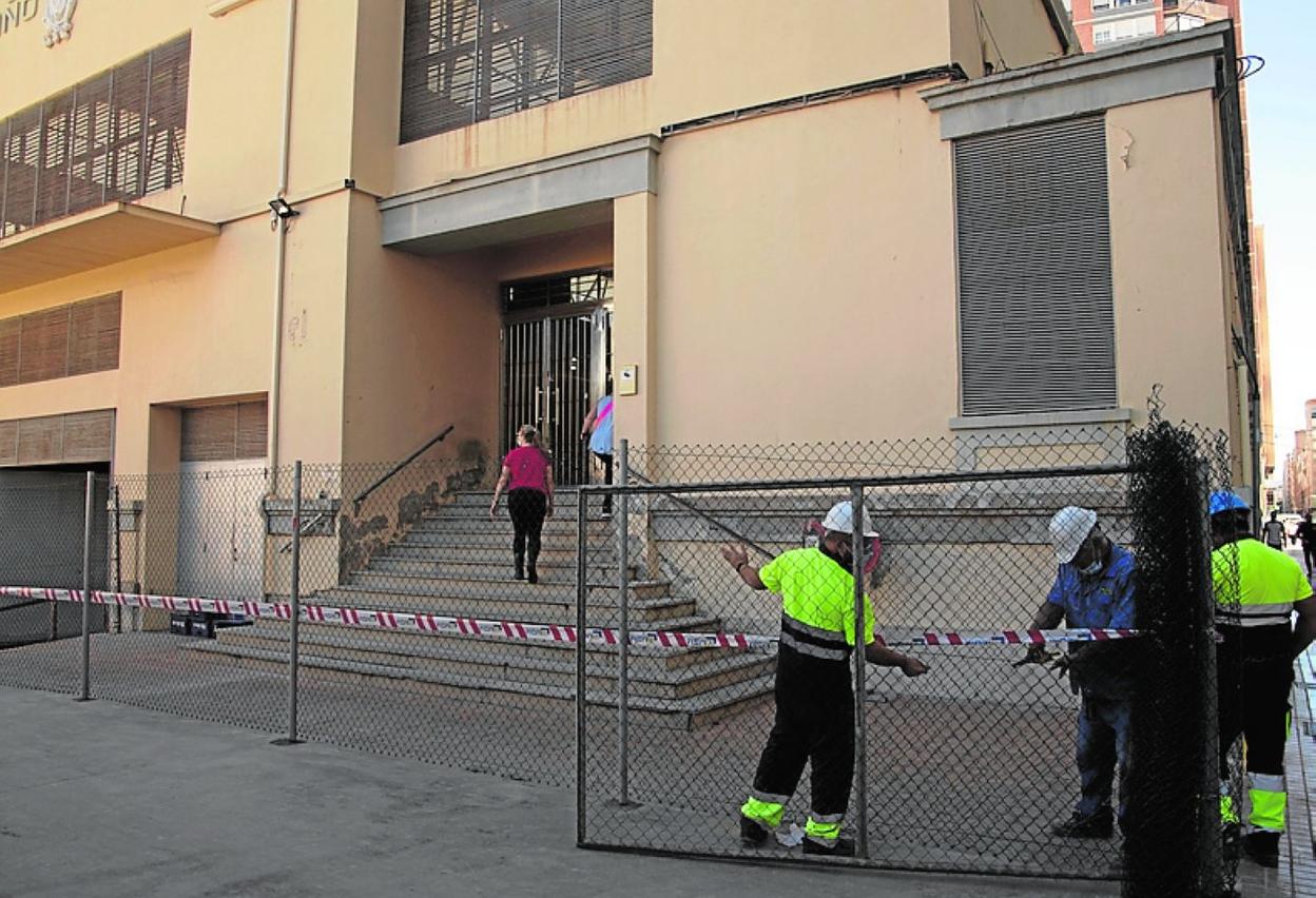 Instalación de una valla en la parte trasera del mercado. 