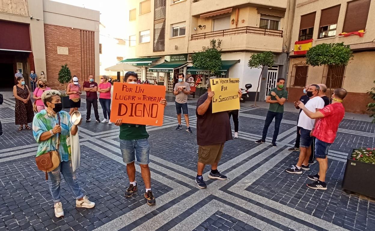 Protesta de los vendedores ambulantes de Alcantarilla, este miércoles.