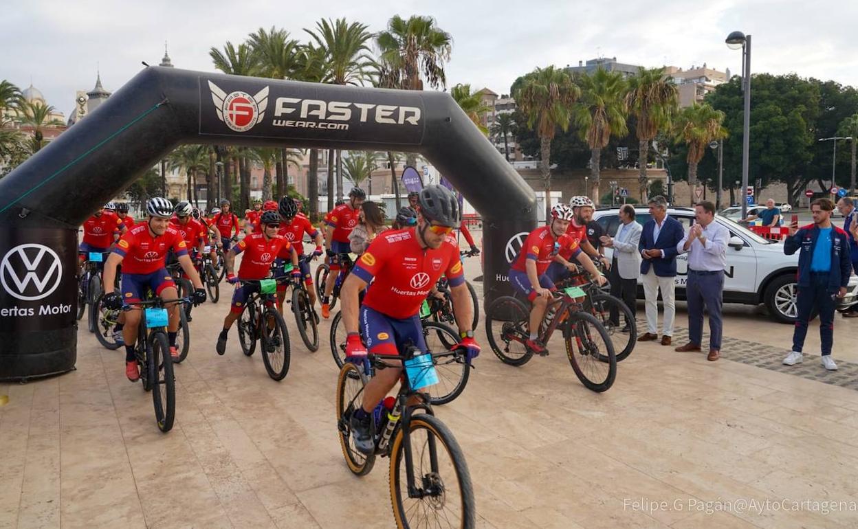 dieta Preguntarse Problema Un total de 30 bomberos de la Región cruzan España en bicicleta para ayudar  a los niños con cáncer | La Verdad