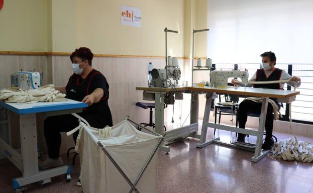 Mujeres confeccionan las bolsas en el taller en Cartagena. 