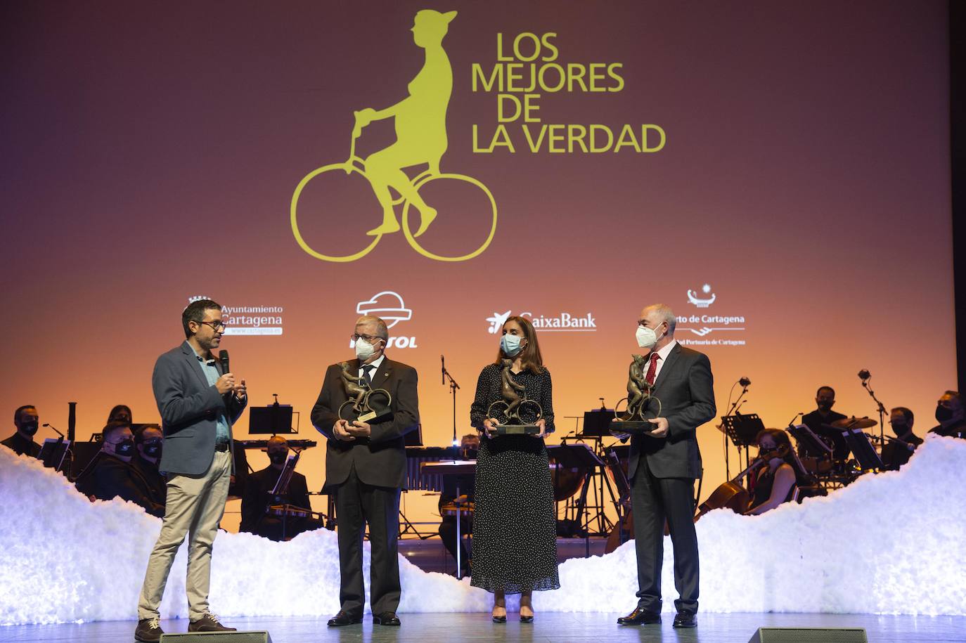 Javier Pérez Parra, periodista de LA VERDAD, entregó el galardón de 'Los Mejores 2021' al colectivo sanitario