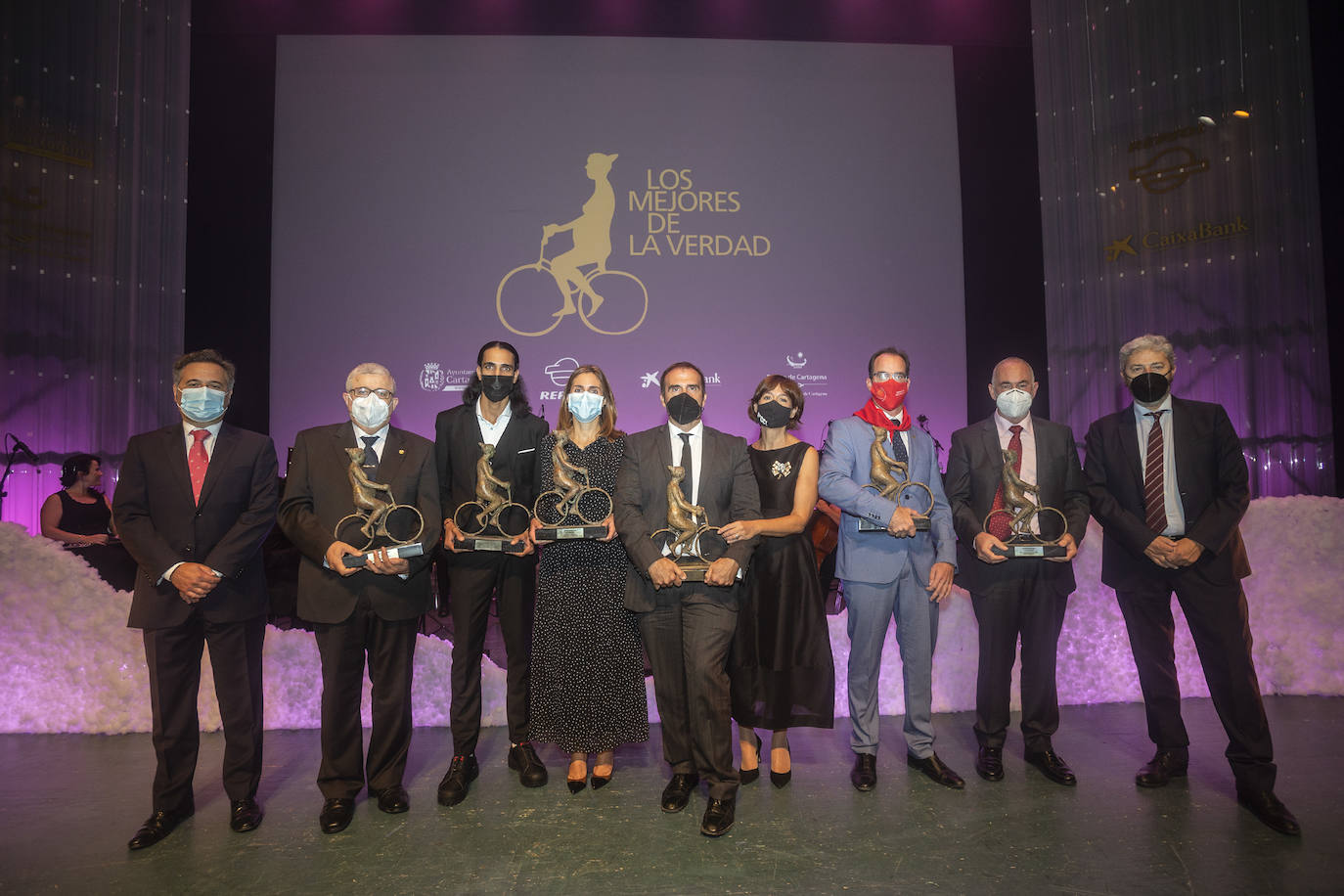 El director general de LA VERDAD, Antonio Pitera, junto a los premiados, Manuel García, Mohamed Katir, Laura Payá, Nacho Ros, Esther Baeza, Francisco Javier Gallego y Francisco Miralles, y el director del periódico, Alberto Aguirre de Cárcer