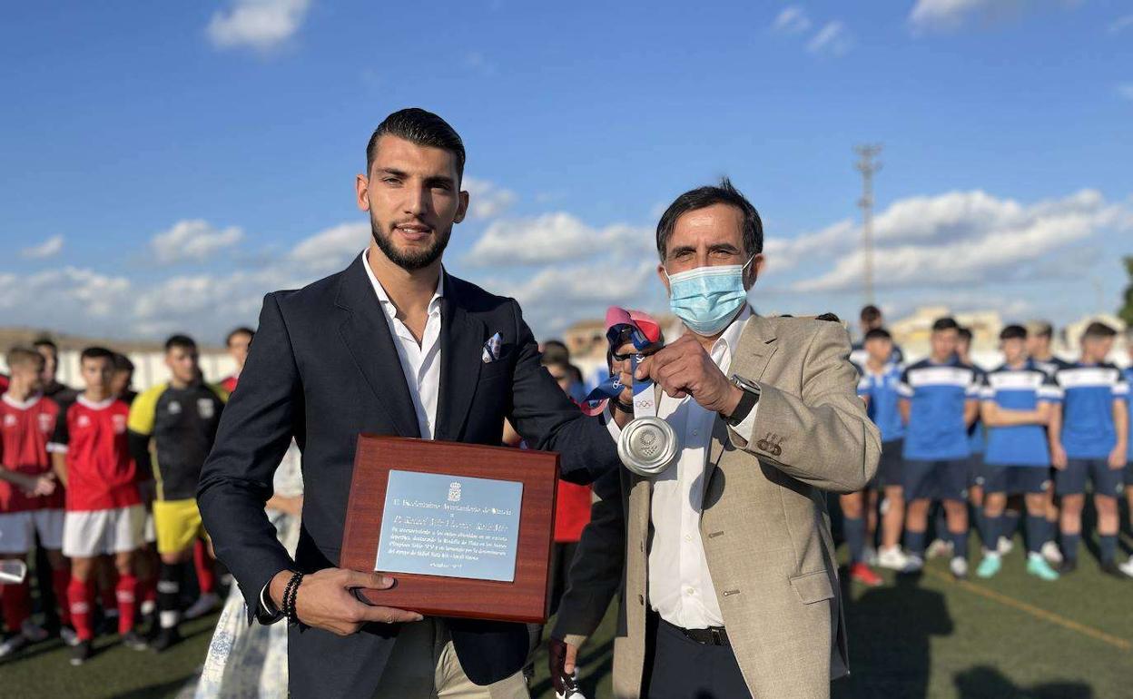 Rafa Mir junto al alcalde de Murcia. 