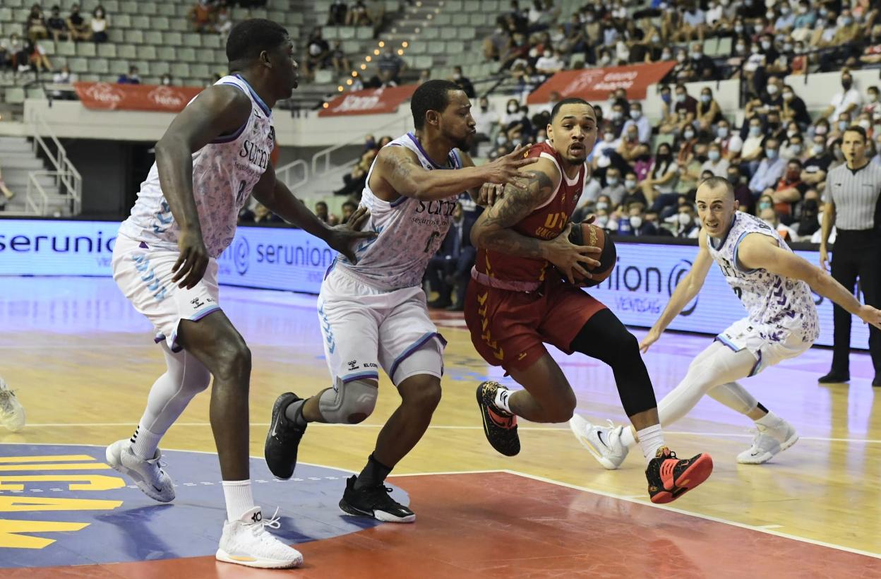 Jordan Davis entra a canasta en el partido de este domingo ante Bilbao Basket.