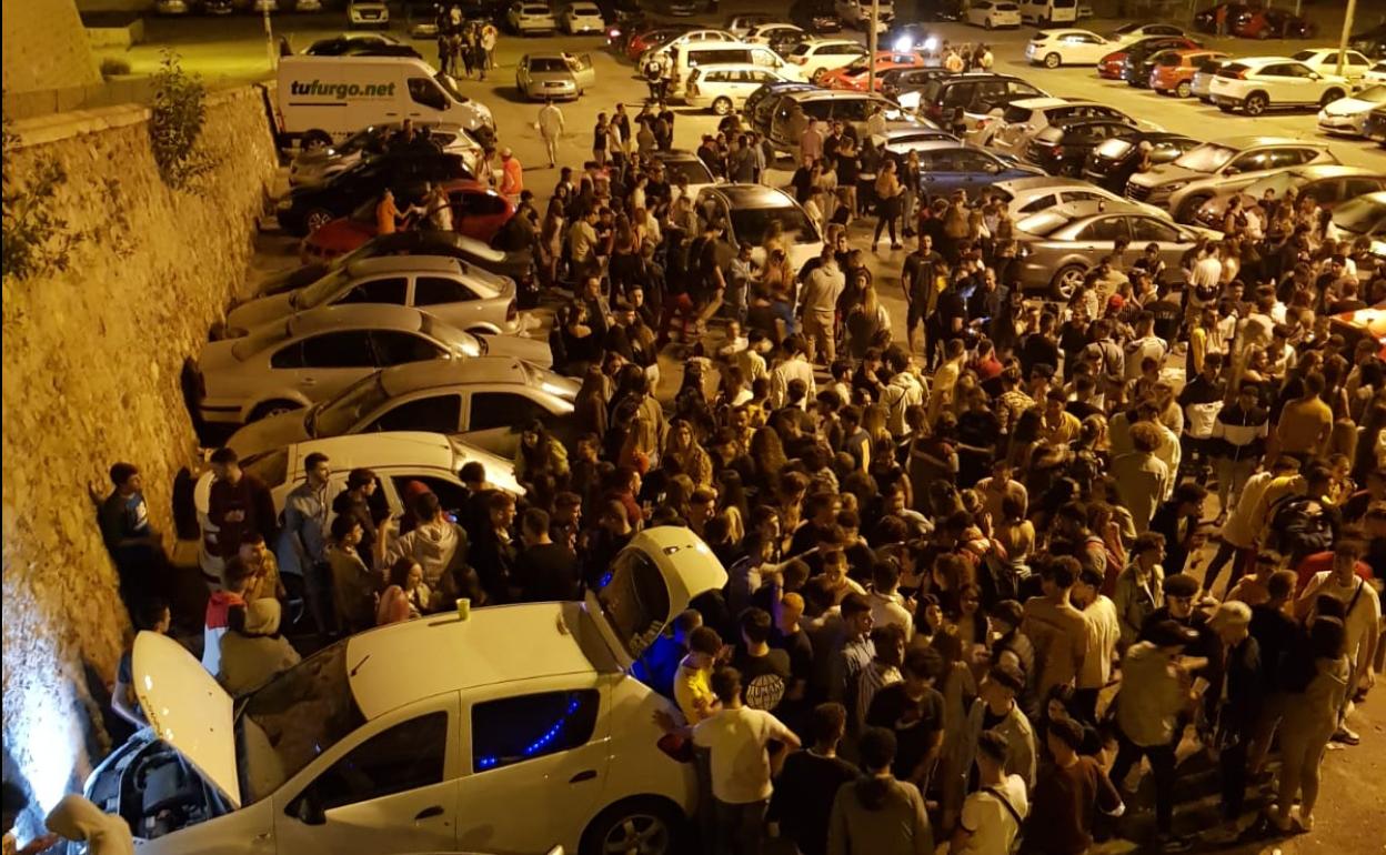 El macrobotellón celebrado la pasada madrugada junto al campus de la Muralla del Mar de la UPCT.