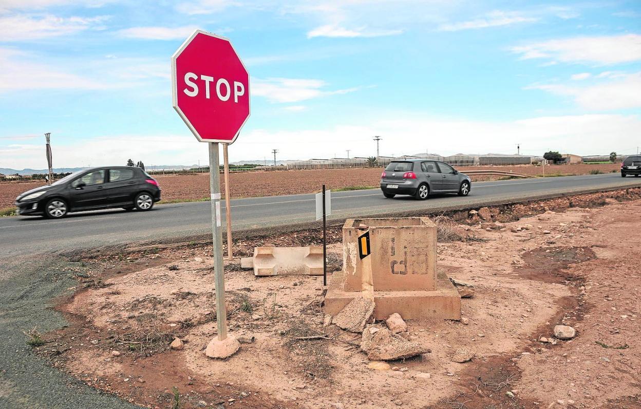 Señal de tráfico en uno de los cruces de la carretera F-36, entre La Palma y Torre Pacheco. 