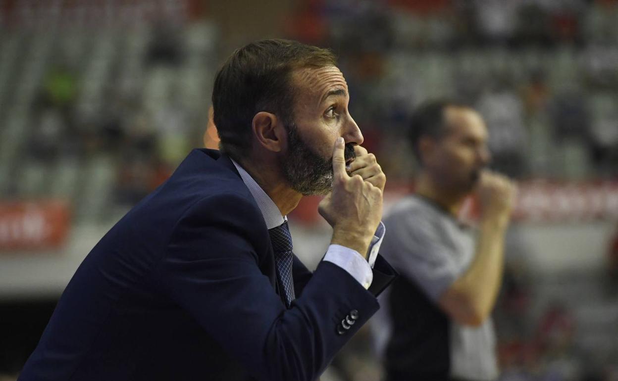 Sito Alonso da instrucciones a sus jugadores desde la banda, en el partido de ayer. 