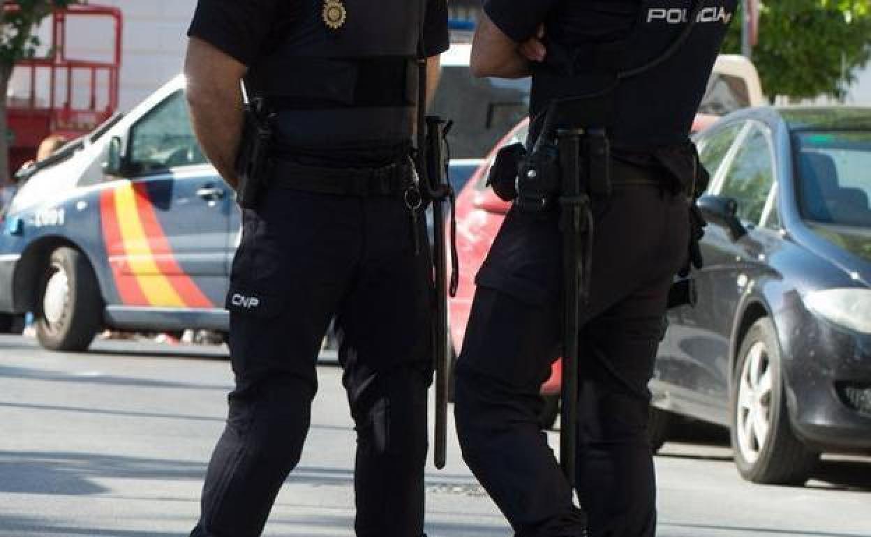Dos agentes de la Policía Nacional, en una imagen de archivo. 