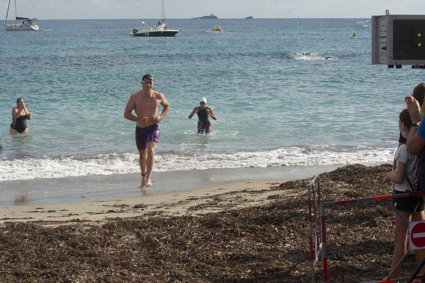 Fotos: Doscientos nadadores bordean el faro de Cabo de Palos