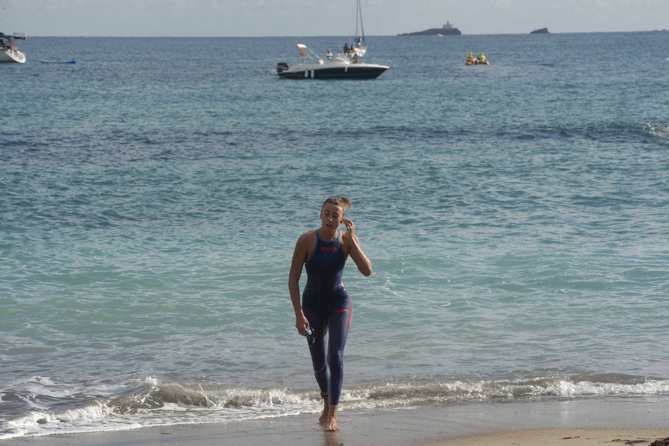 Fotos: Doscientos nadadores bordean el faro de Cabo de Palos
