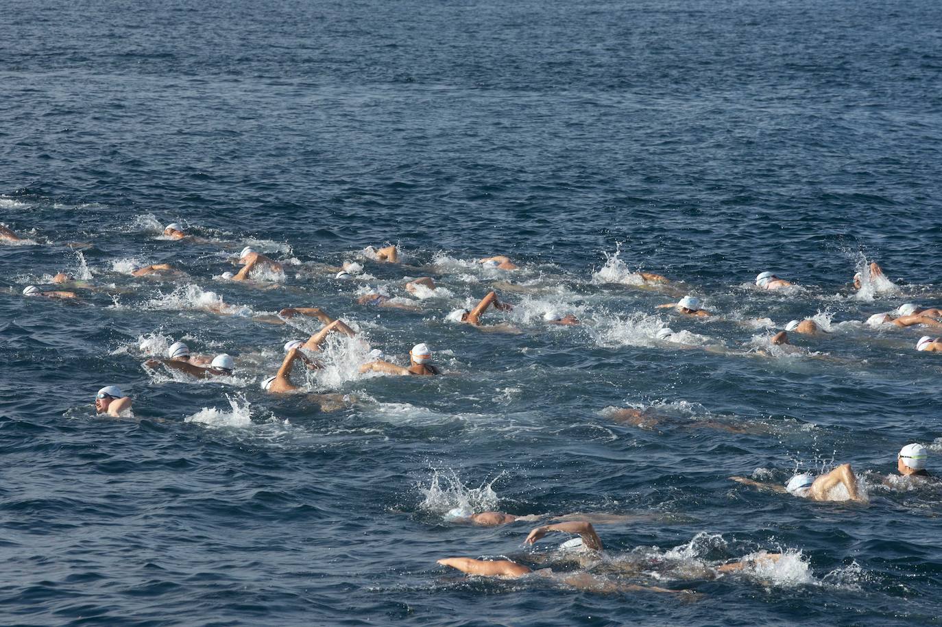 Fotos: Doscientos nadadores bordean el faro de Cabo de Palos