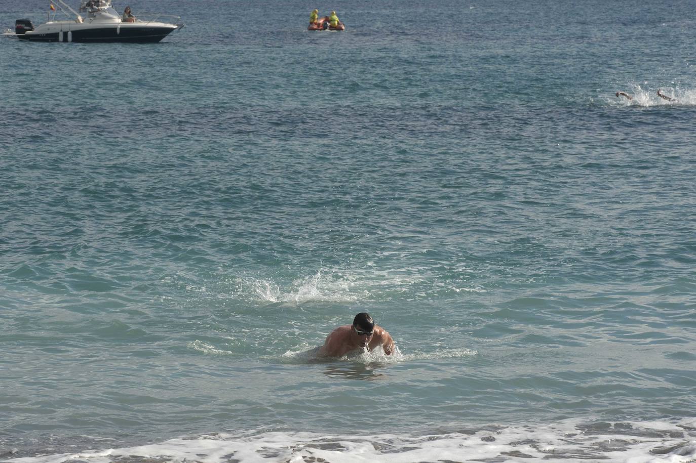 Fotos: Doscientos nadadores bordean el faro de Cabo de Palos