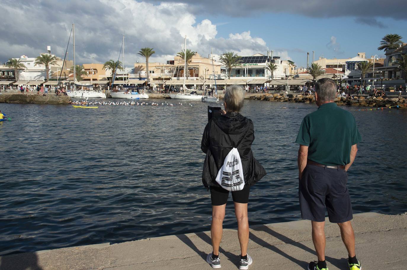 Fotos: Doscientos nadadores bordean el faro de Cabo de Palos