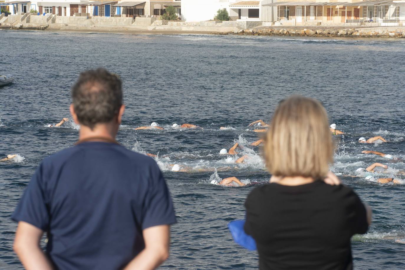 Fotos: Doscientos nadadores bordean el faro de Cabo de Palos