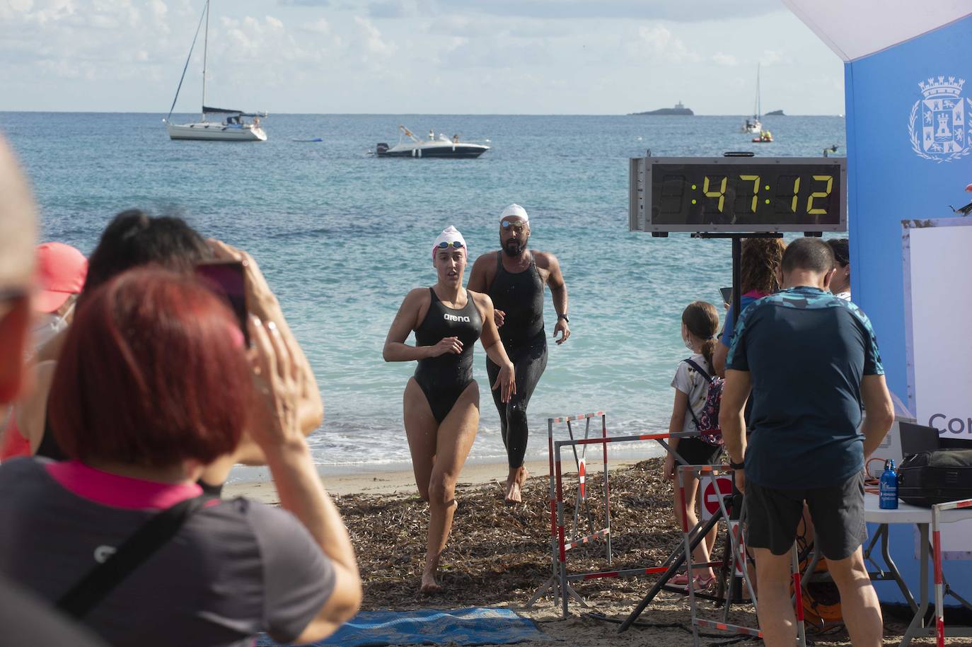 Fotos: Doscientos nadadores bordean el faro de Cabo de Palos