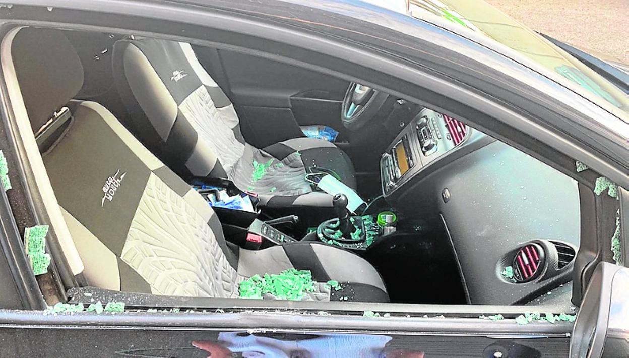 Un vehículo con una luna lateral rota, ayer. 