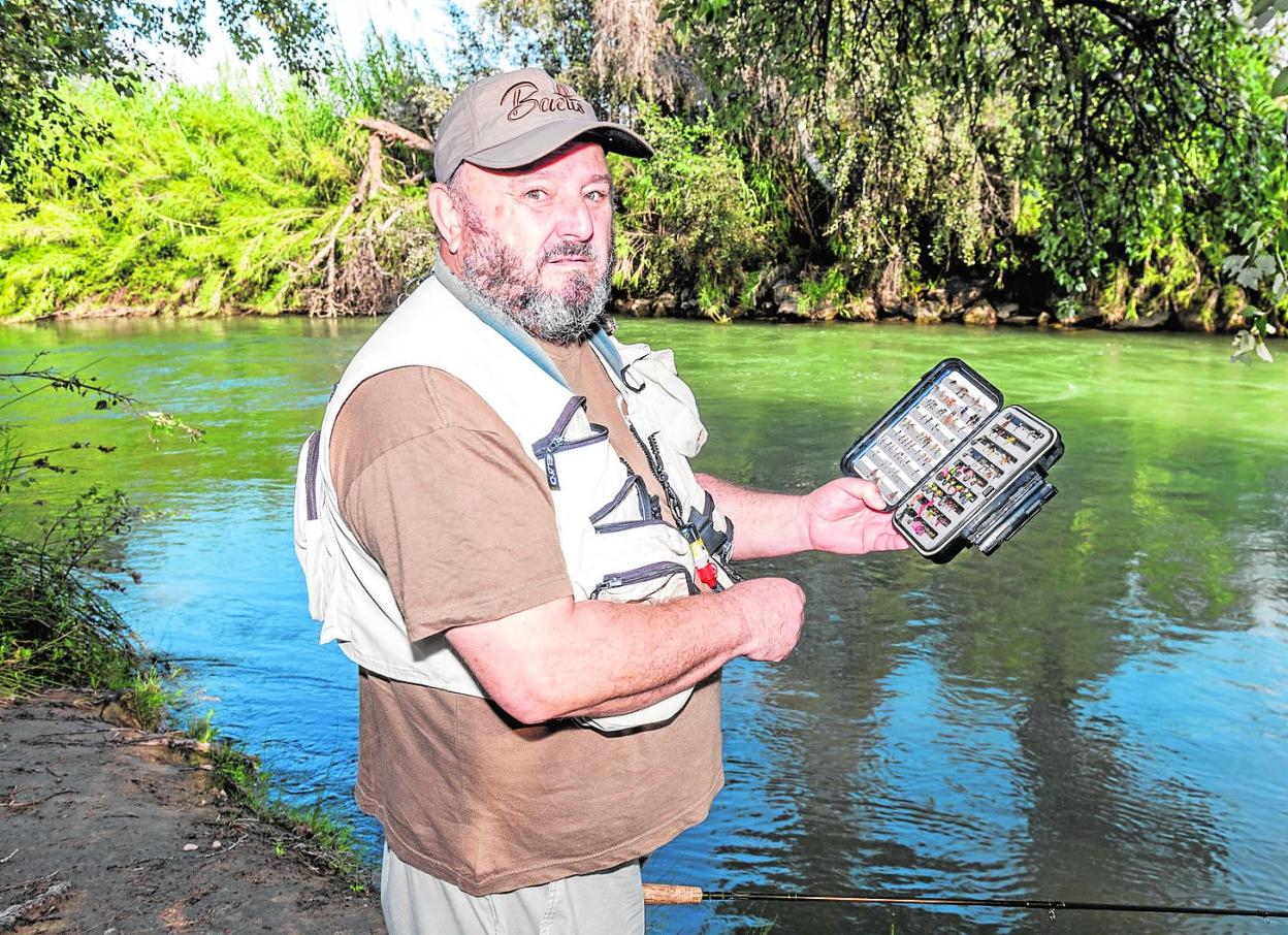 Rafael Partera muestra su colección de anzuelos 'sin muerte' en la llamada playa de Los Álamos, un tramo del Segura a la altura de Cieza. 