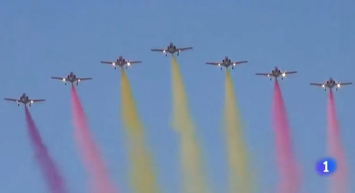 La estela de la Patrulla Águila en el desfile del Día de la Hispanidad  causa revuelo en las redes | La Verdad