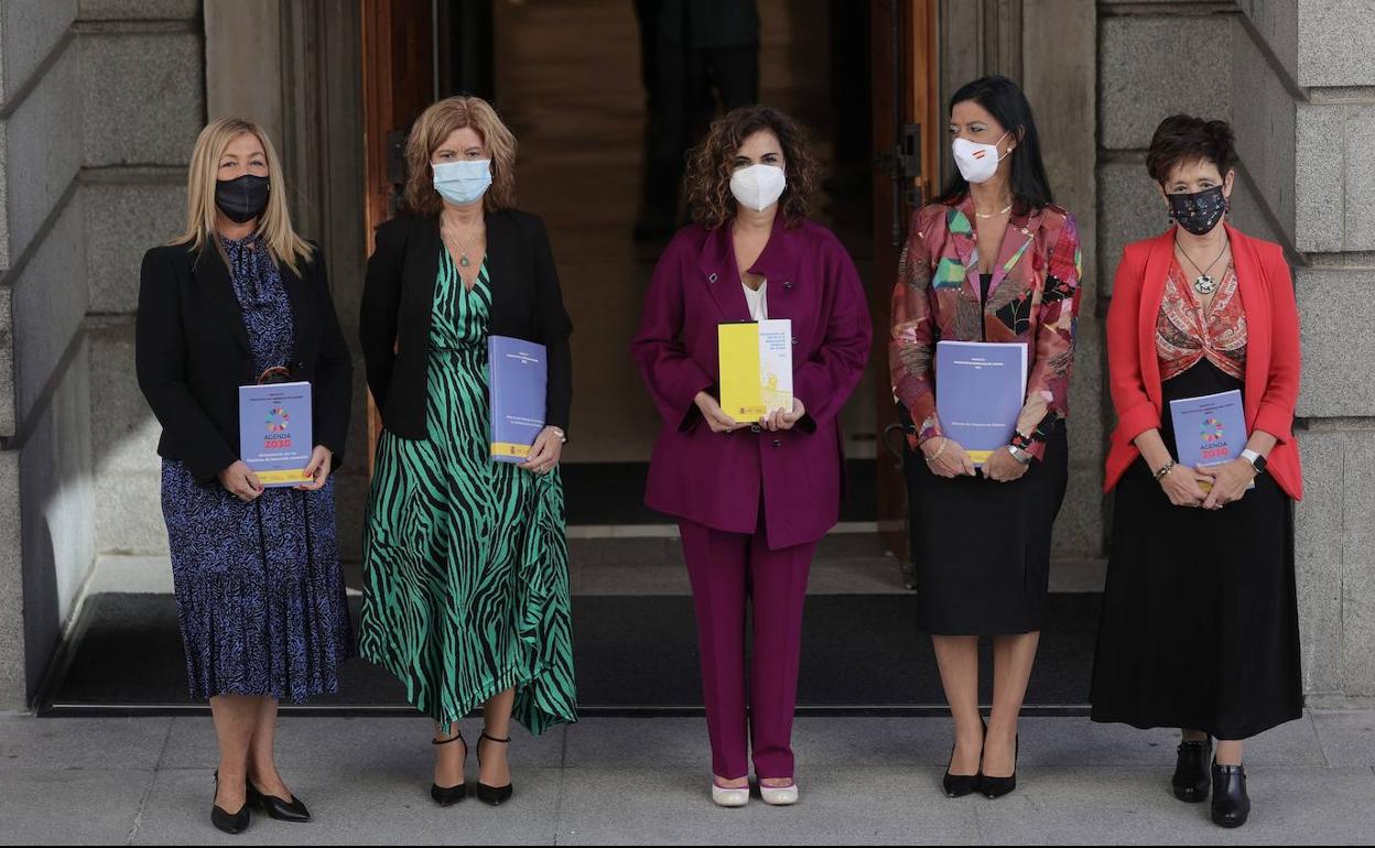 Acto de entrega del documento con el proyecto de Ley de los Presupuestos Generales del Estado, este miércoles.