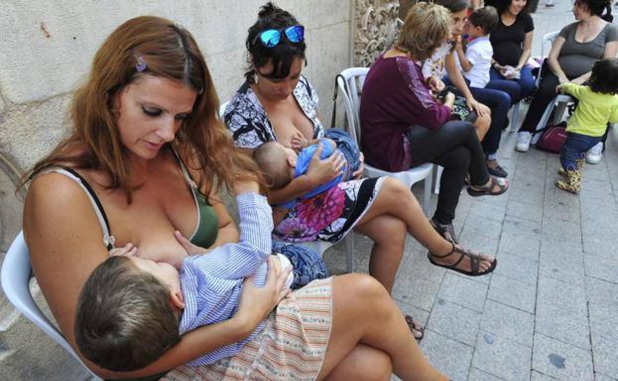Dos madres le dan el pecho a sus hijos en la plaza de Santo Domingo, Murcia, en una imagen de archivo.
