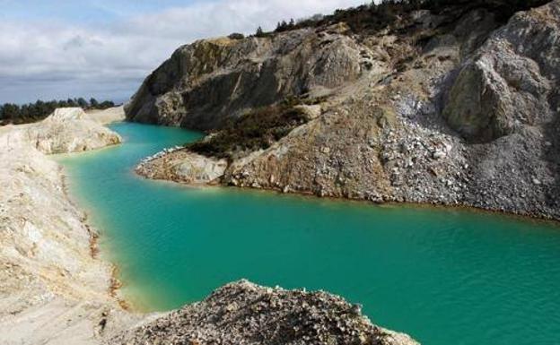 Lago turquesa de Monte Neme. 