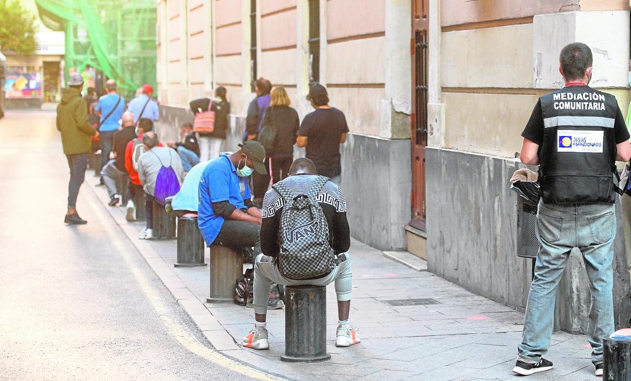 Usuarios del comedor de Jesús Abandonado, ayer por la tarde. 