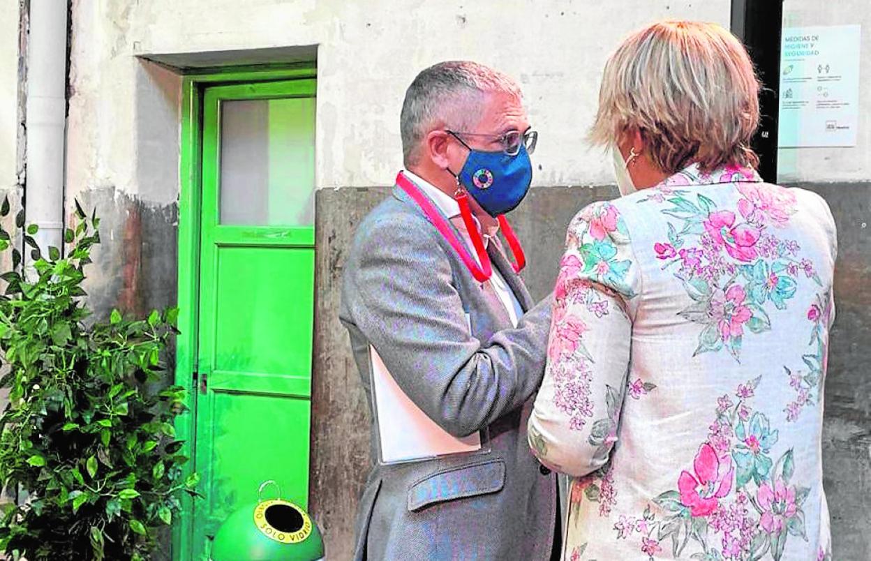 La alcaldesa Arroyo, en un momento de su conversación ayer con Hugo Morán. 