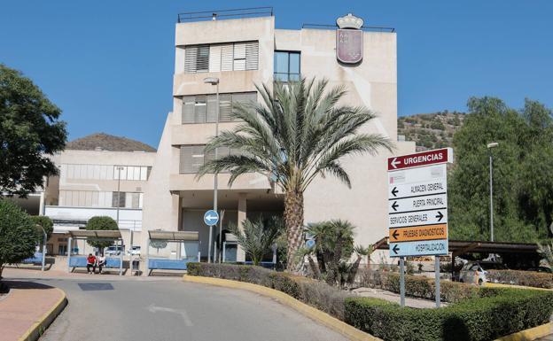 Restringen las visitas en el hospital Rafael Méndez de Lorca por un brote de Covid