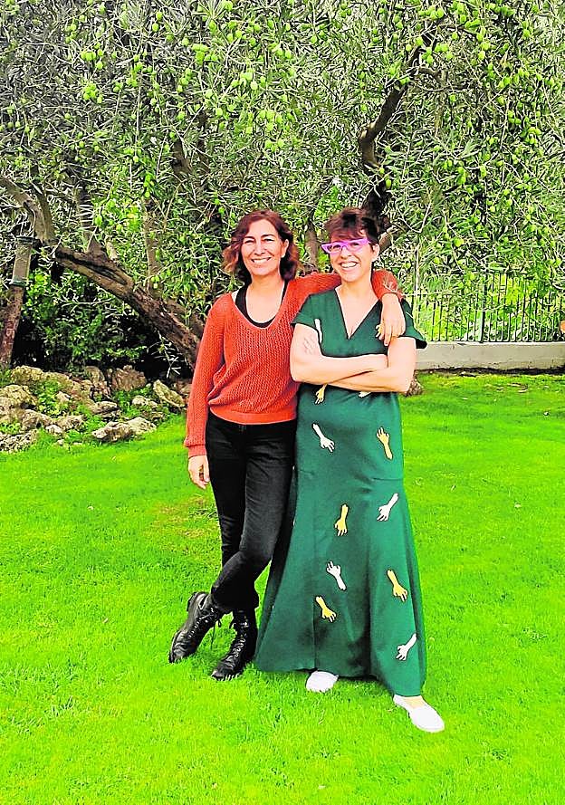 Las gestoras culturales Belén Conesa y Alejandra Carbonell, en el jardín del nuevo espacio cultural La Capellanía, en Benablón (Caravaca). 
