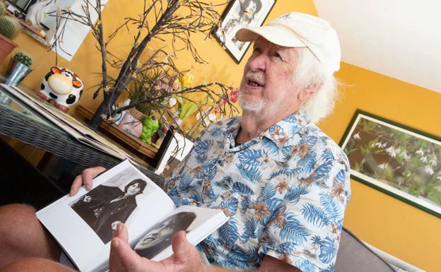 El fotógrafo londinense Bill Zygmant durante la entrevista que concedió a LA VERDAD en su residencia en el Valle del Sol, en Murcia.