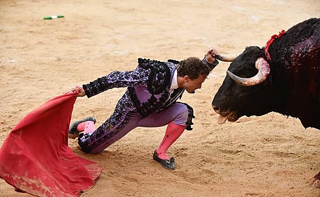 Rafaelillo desafía a uno de sus astados con una de las rodillas en la arena. 