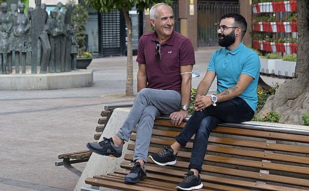 Bartolomé de Haro y Antonio Serrano, en la plaza de Santo Domingo de Murcia. 