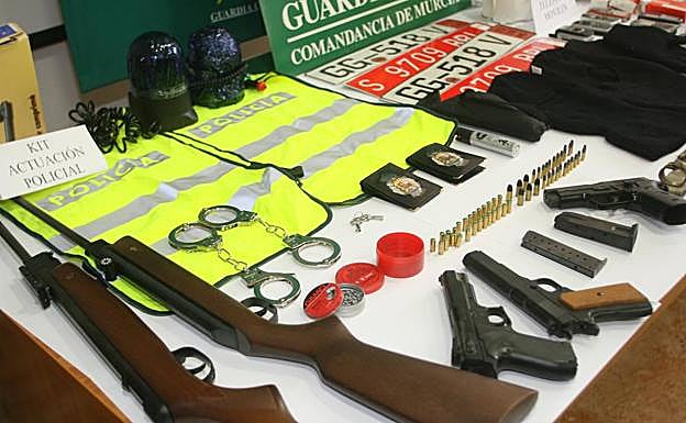 Armas, chalecos y placas policiales intervenidas en Murcia a un grupo especializado en vuelcos. 